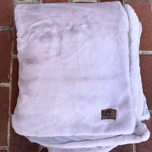 UGG Reversible Faux-Fur Throw blanket gray/tan(sand) 50x70 NEW